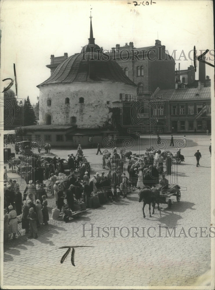 1939 Press Photo Farmers at open air market in front of Round Tower in Finland - Historic Images