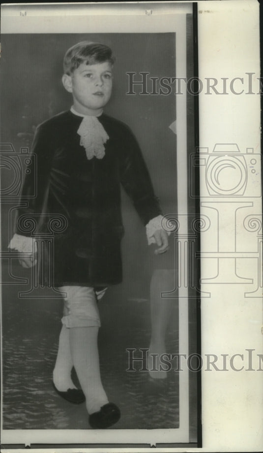 1966 Press Photo Prince Andrew, son of Queen Elizabeth as page at wedding-Historic Images