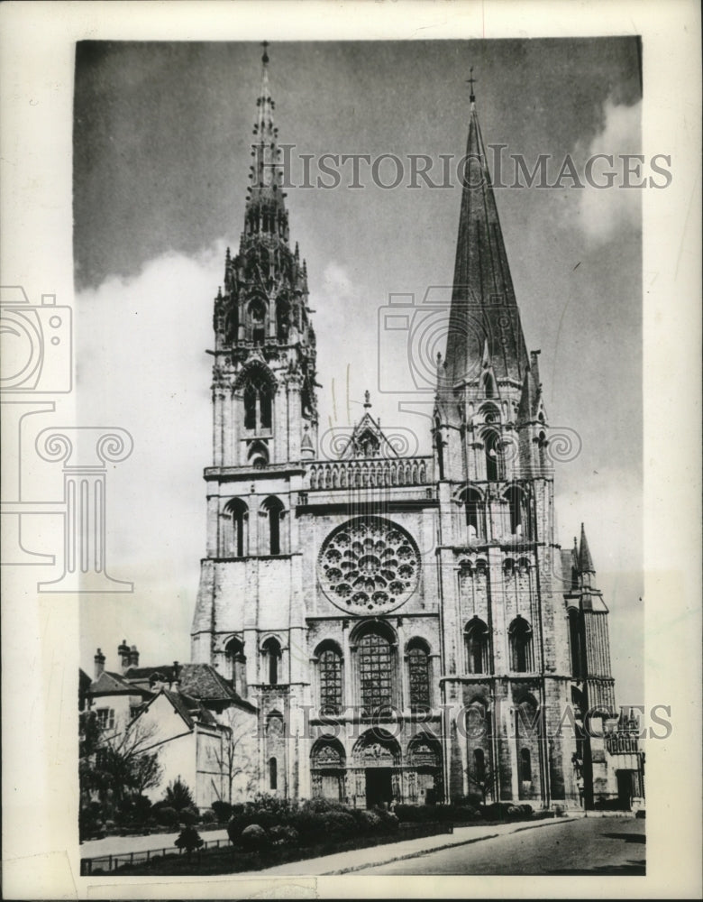 1944 Press Photo The Cathedral at Chartres in France - Historic Images