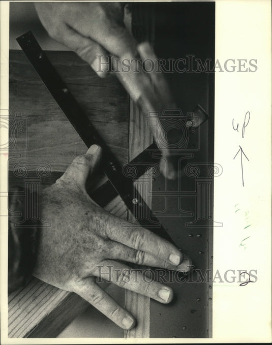1986 Press Photo Worker on Barn for Town of Norway Historical Society, Wisconsin - Historic Images