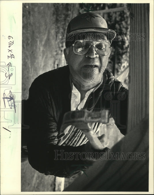1986 Press Photo Matt Wysocki pounded a nail into one of the barn's many support - Historic Images