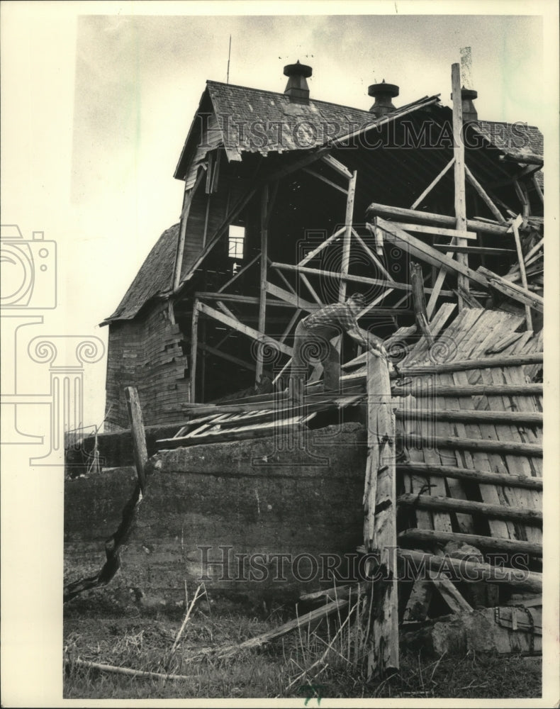 1983 Press Photo Fred Hadisher barn built at Foxbors in 1912: - mjb05445 - Historic Images