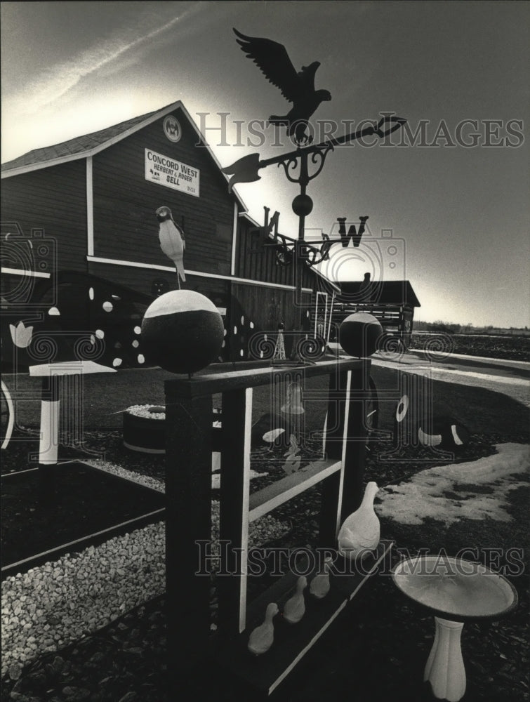 1991 Press Photo Herbert and Roger Sell decorating their Johnson Creek farm. - Historic Images