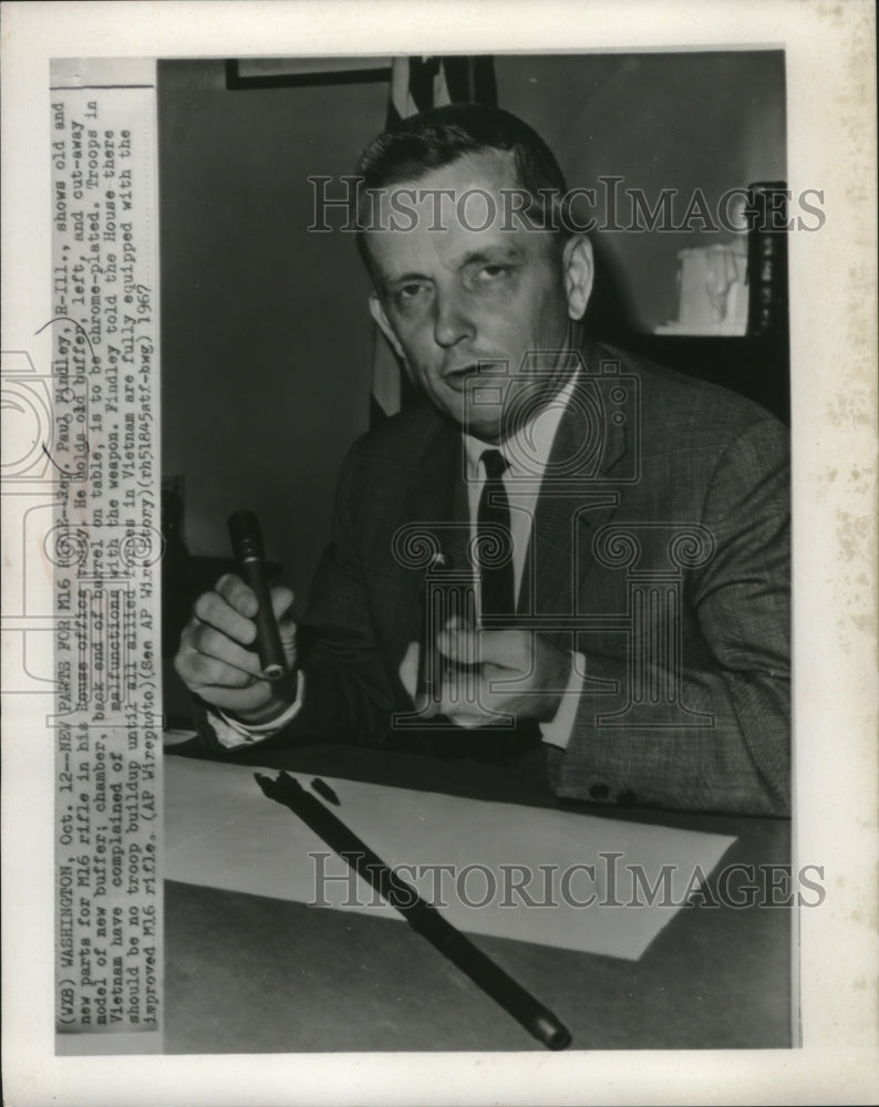 1967 Press Photo Paul Findley, shows off new parts for M-16 rifle, Washington. - Historic Images