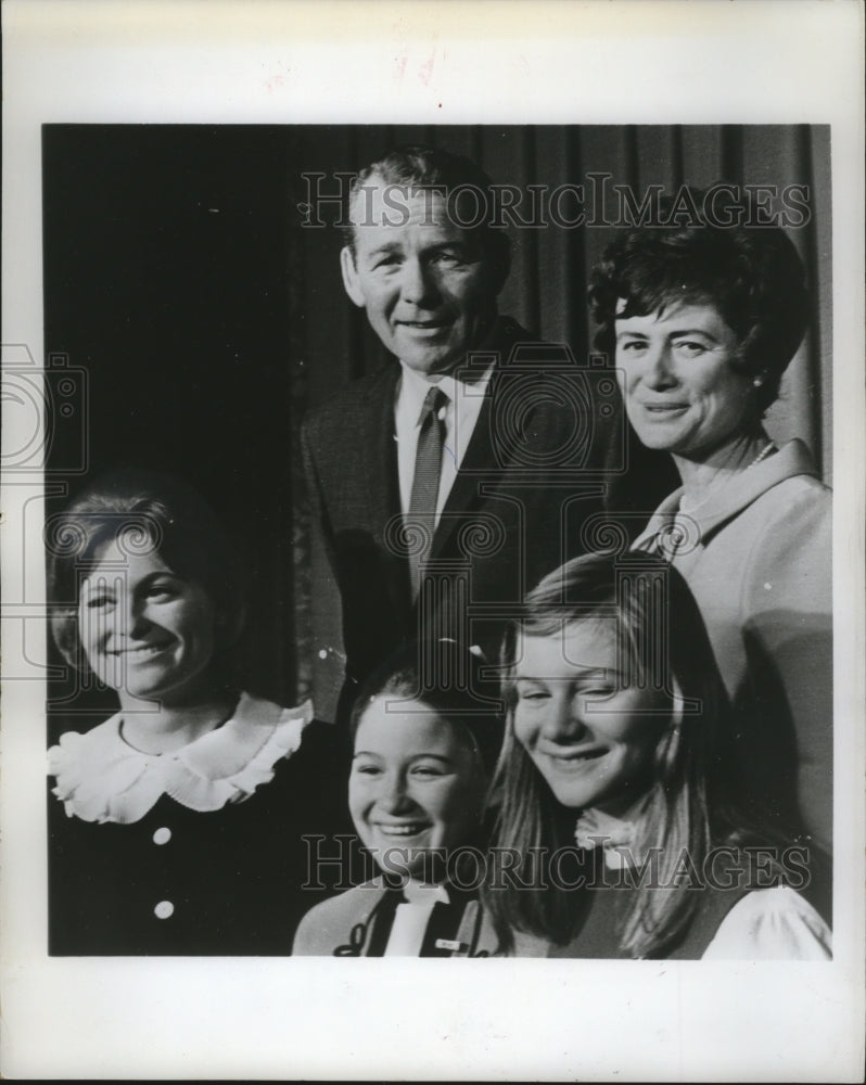 1969 Press Photo Robert Finch, with wife and family, Washington, D.C.-Historic Images