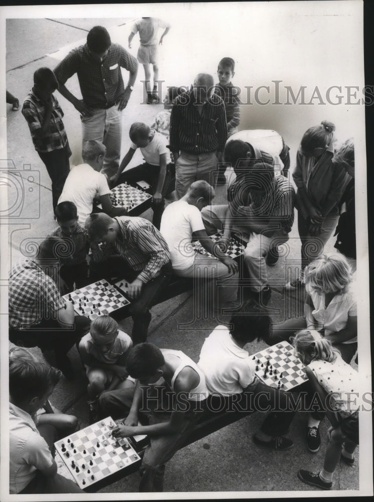 1958 Press Photo Boys &amp; girls play at a Chess Tournament at Hawthorn Glen - Historic Images