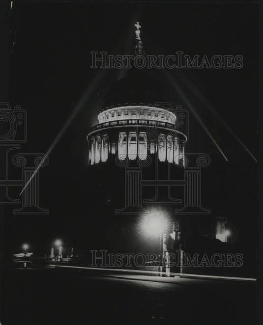 1950 Press Photo London, England - St. Paul's Cathedral lit by spotlights-Historic Images