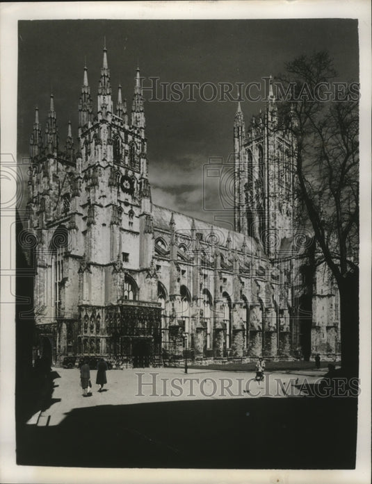 1951 Press Photo Canterbury cathedral in England is a popular tourist spot - Historic Images