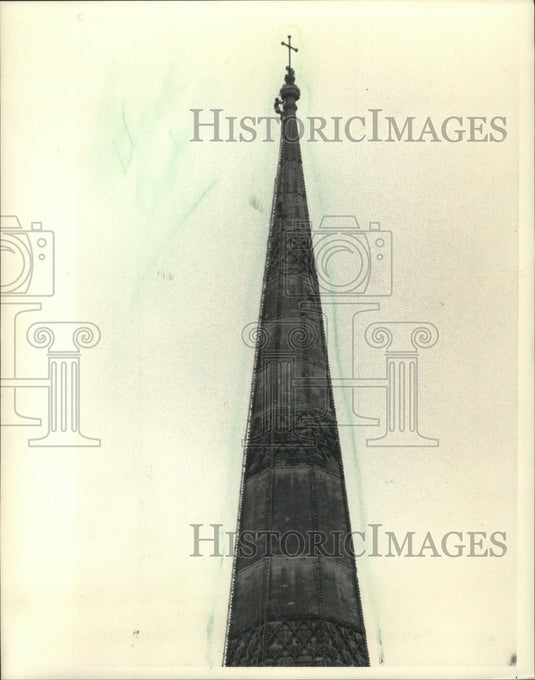 1986 Press Photo London England Salisbury Cathedral workman climbs church spire - Historic Images