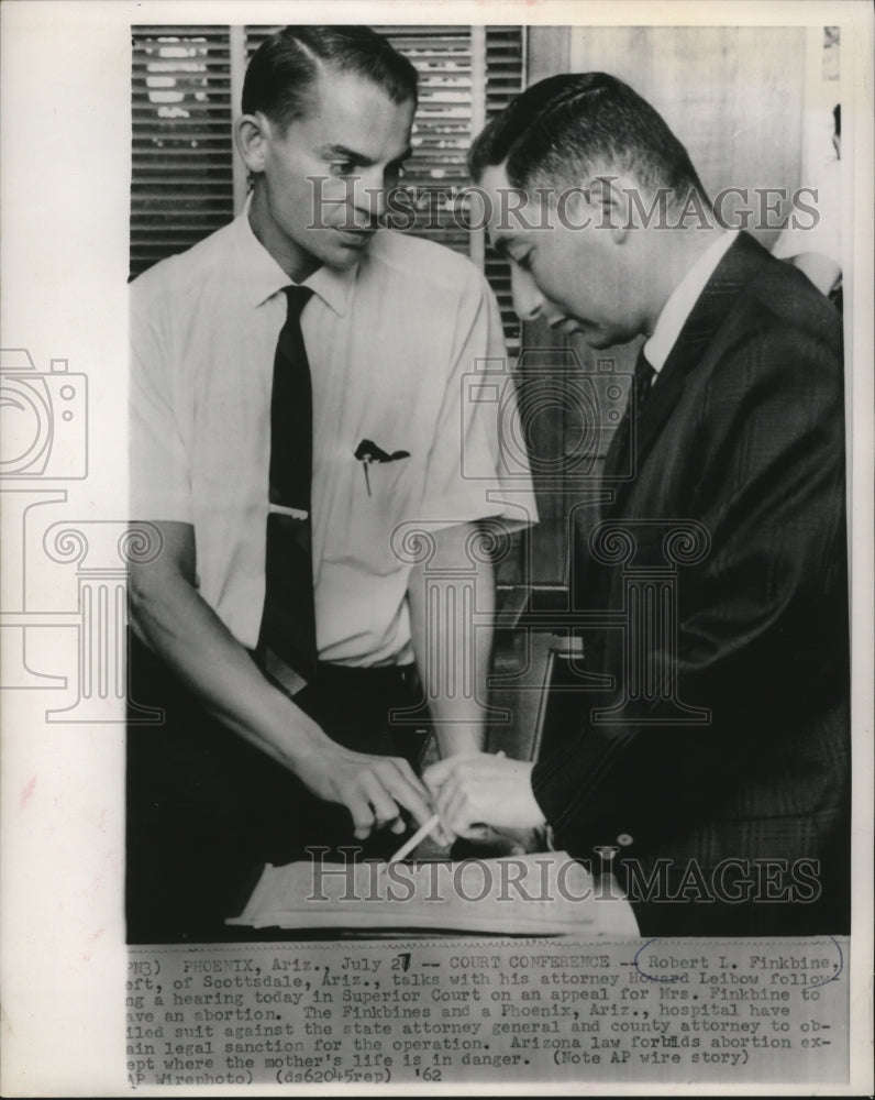 1962 Press Photo Robert L. Finkbine and Howard Leibow in Phoenix, Arizona - Historic Images