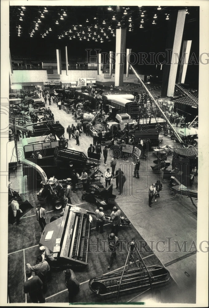 1988 Press Photo Farmers At Farm Show in Dane County Exposition in Madison - Historic Images