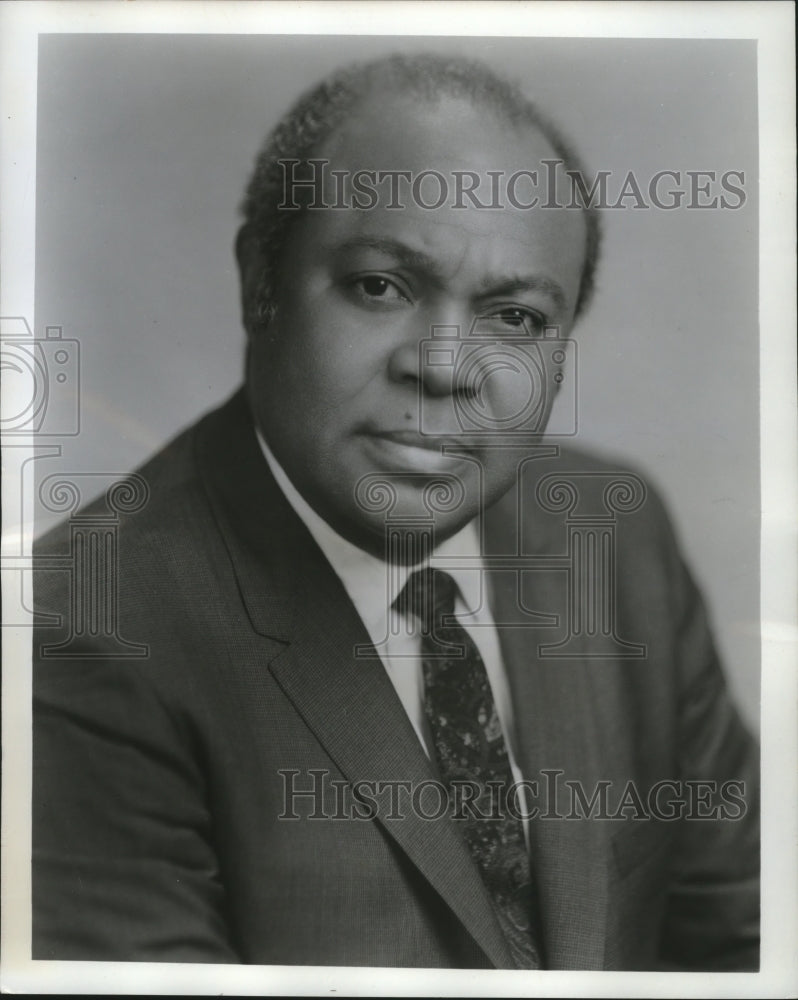 1977 Press Photo James Farmer Wisconsin University - Oshkosh Graduation speaker - Historic Images