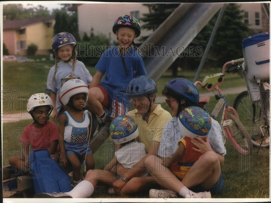 1994 Press Photo Delvin and Kris Sudbrink with foster children - mjb05619 - Historic Images