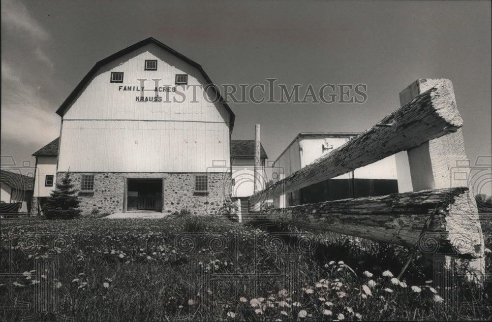 1989 Press Photo Kraus Family&#39;s Barn Serves As Headquarters for Highway Project - Historic Images