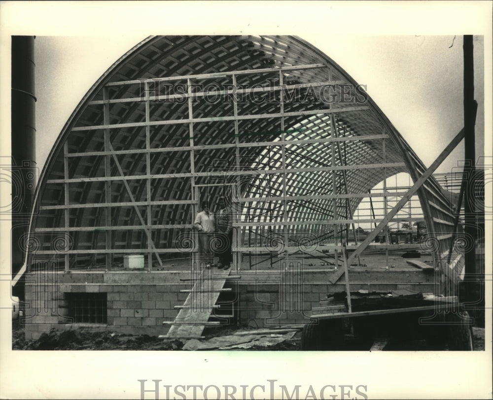 1986 Press Photo Cashton Farm Couple Rebuilding Their Barn - Historic Images