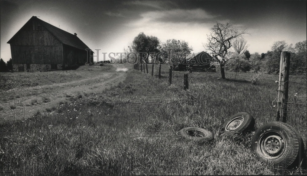 1989 Press Photo abandoned unpainted 1879&#39;s barn and house found in Newburg - Historic Images