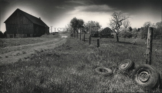 1989 Press Photo abandoned unpainted 1879's barn and house found in Newburg - Historic Images