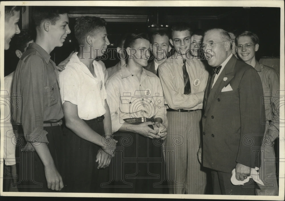 1942 Press Photo Milwaukee Journal Newsboys - Historic Images