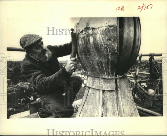 1987 Press Photo Peter Harknett Works On Anglican Church In Edenbridge, England - Historic Images