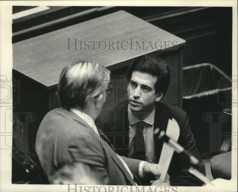 1986 Press Photo Wisconsin US Senator Russell Feingold in conversation - Historic Images