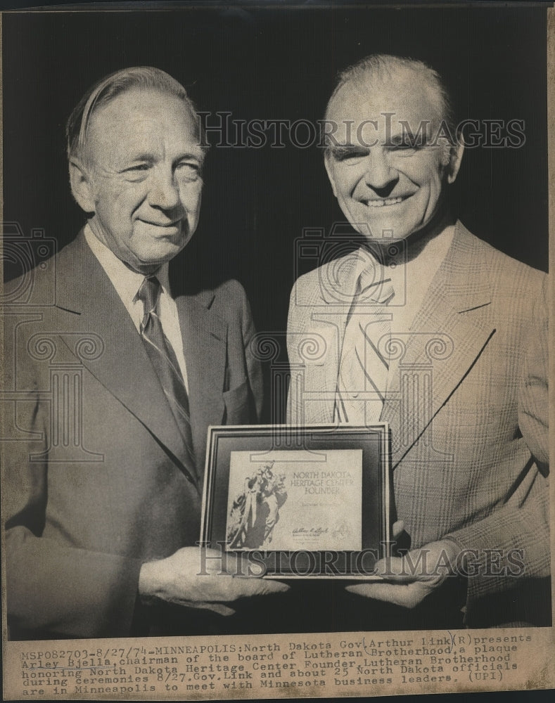 1974 Press Photo North Dakota Gov. Arthur Link presents award to Arley Bjella - Historic Images