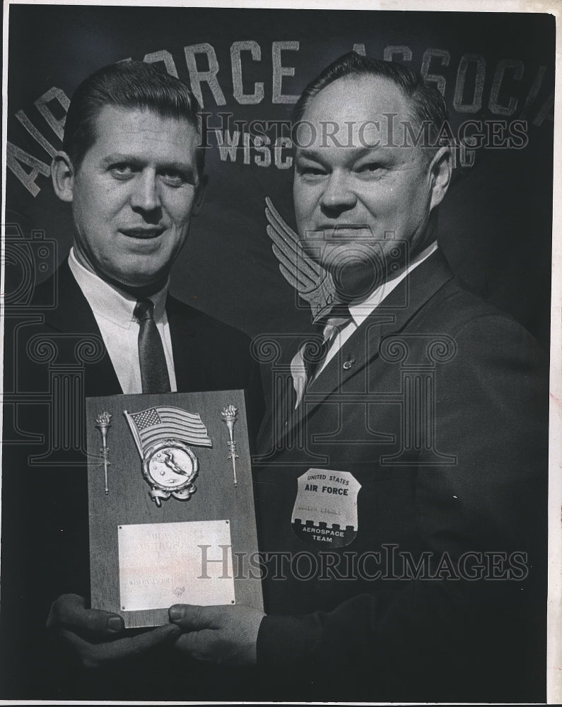 1966 Press Photo Lee Barndt Accepting Aerospace Community Service Award - Historic Images