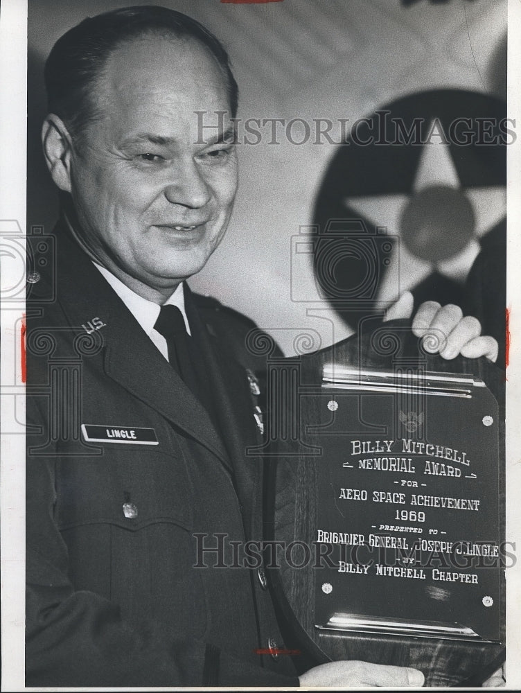 1970 Press Photo Brig. Gen. Joseph J. Lingle accepting the Billy Mitchell Award - Historic Images