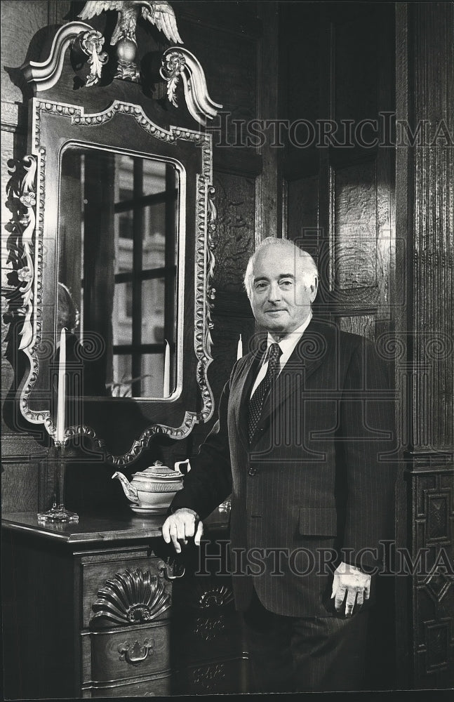 1980 Bill Liebman proudly shows antiques in his office - Historic Images