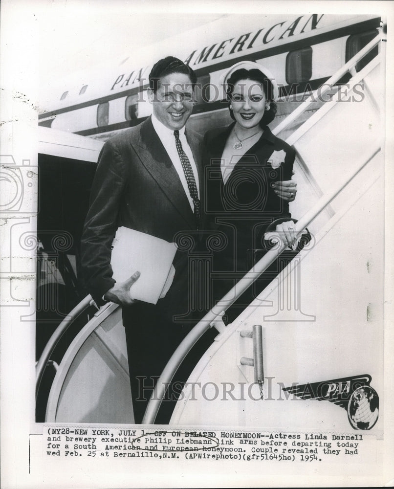 1954 Press Photo Newly weds Philip Liebman and Linda Darnell leave for honeymoon-Historic Images