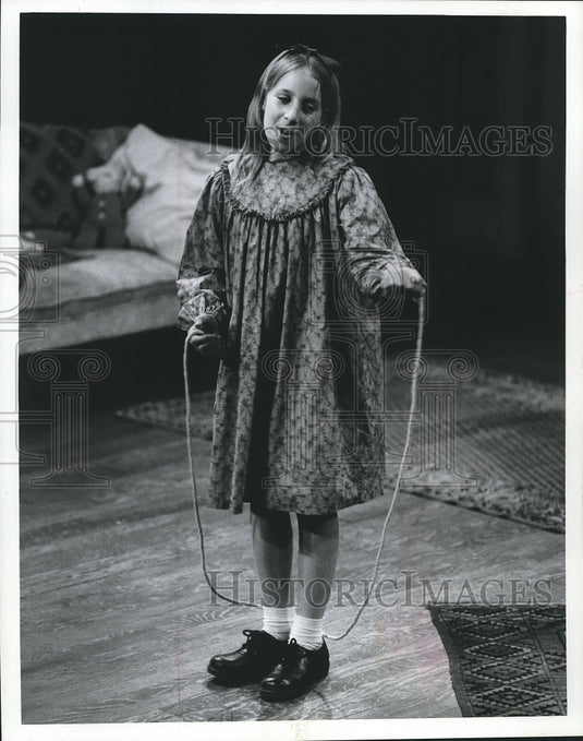 1975 Press Photo Milwaukee, Jody Lieberman, actress, in a scene from "Joe Egg." - Historic Images