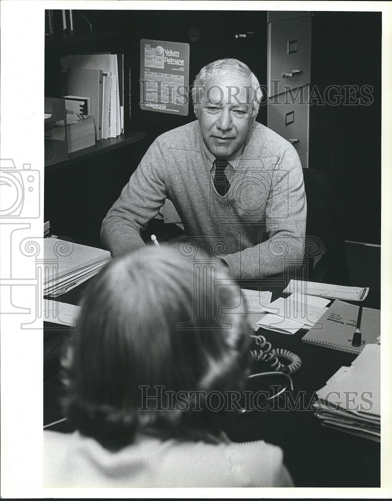 1982 Press Photo Albert Liebman, geropsychiatrist, works with elderly people. - Historic Images