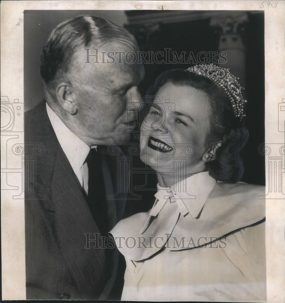 1951 Press Photo Guri Lie Smiles as George Marshall Bends Down to Kiss Her-Historic Images