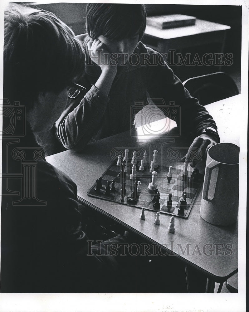 1973 Press Photo Teacher and Student Playing Chess at Liberty School South - Historic Images