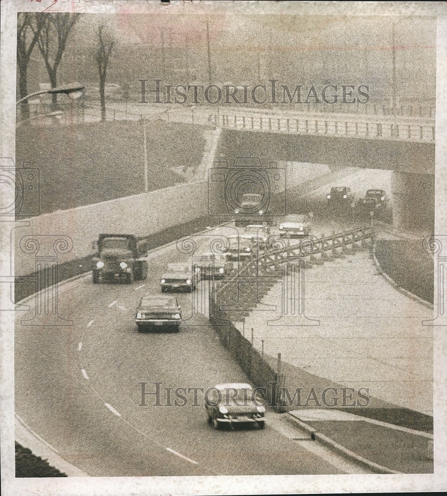 1963 Press Photo Fog makes driving dangerous on north-south express, Milwaukee - Historic Images