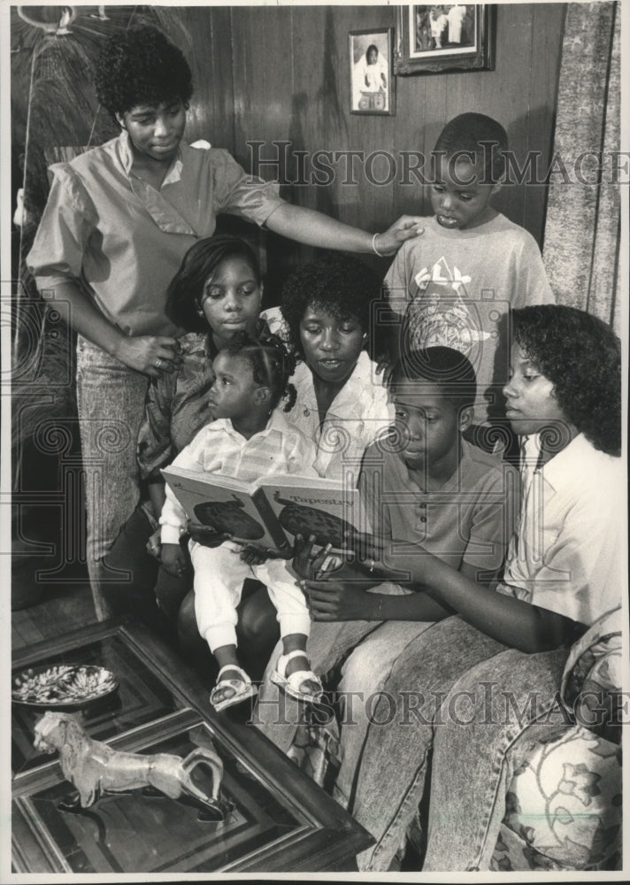 1988 Press Photo Ernestine Goodson reads to her children and grandchildren - Historic Images