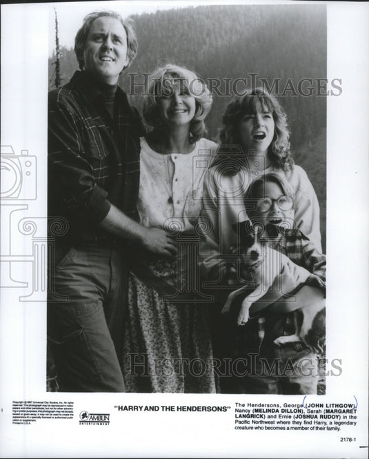 1987 John Lithgow and others star in "Harry and the Hendersons"-Historic Images
