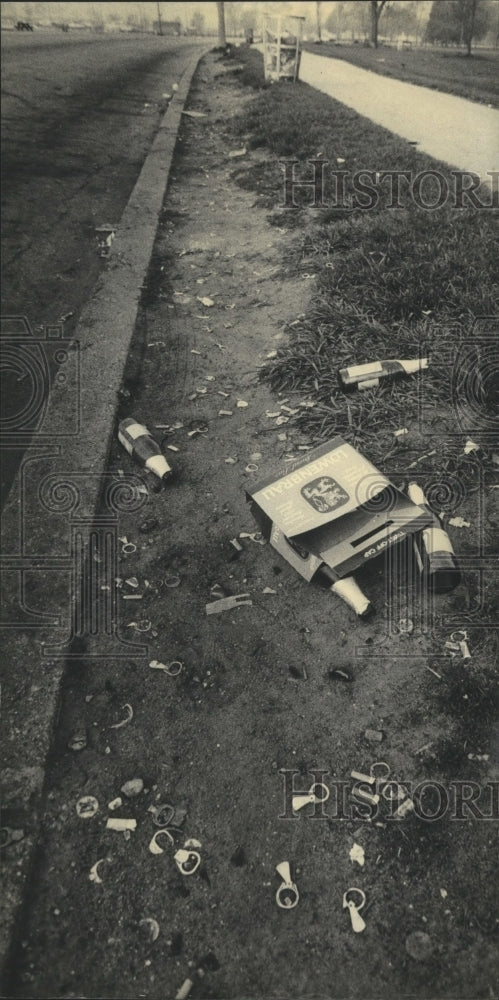 1982 Press Photo Litter Left Along the Side of North Lincoln Memorial Drive - Historic Images