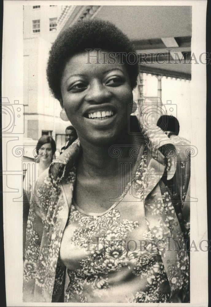 1975 Press Photo Joan Little leaves County Courthouse, Raleigh, North Carolina. - Historic Images