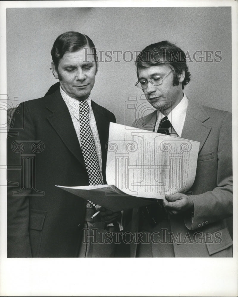 1973 Press Photo Wisconsin's Edward A Liermann and his Attorney Terence T Evans - Historic Images