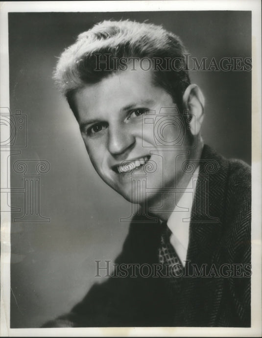 1956 Press Photo Concert Pianist, Eugene List, plays "Rhapsody in Blue" NBC-TV. - Historic Images