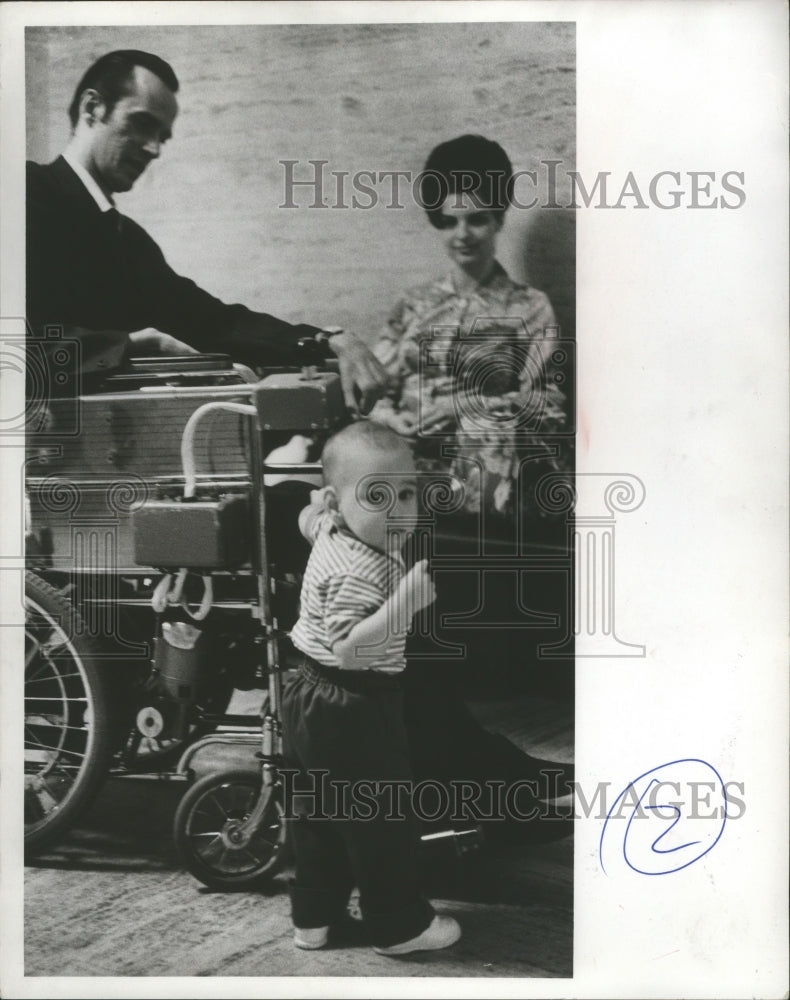 1971 Press Photo Michael Fohr, next to Layne Fohr, his handicapped adoptive dad - Historic Images