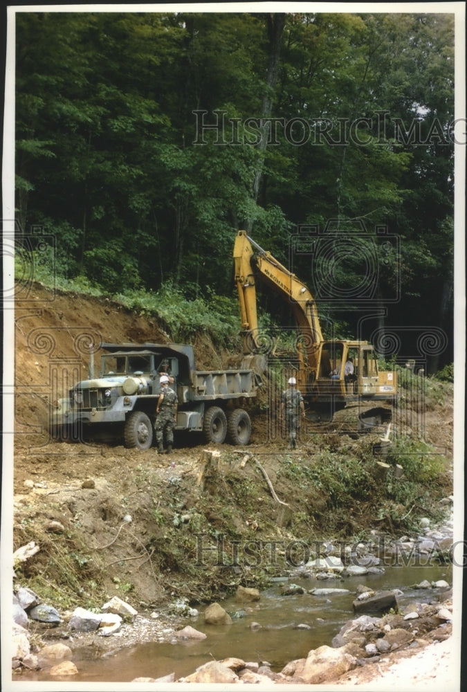 1993 Press Photo National Guard Troops Repair Road in Devils Lake State Park - Historic Images