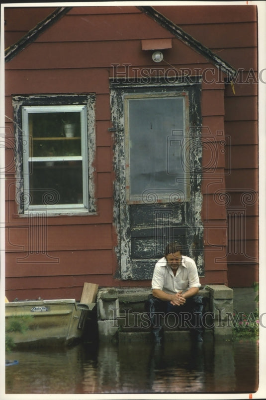 1993 Press Photo Richard Lessard at his flooded home near the Mississippi River - Historic Images