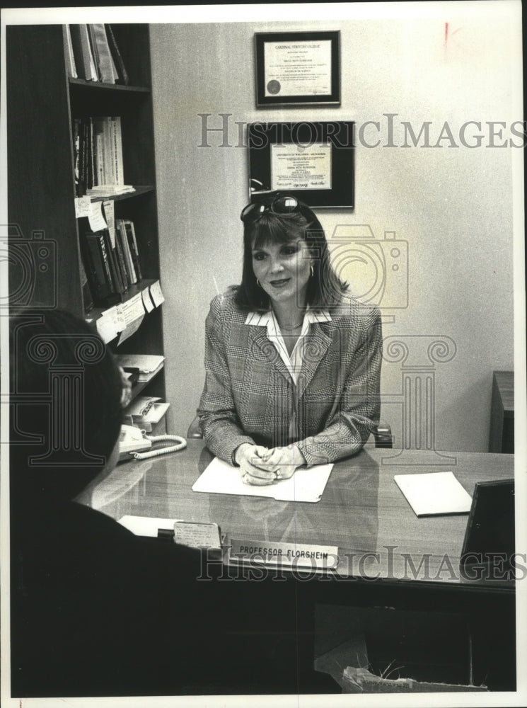 1990 Press Photo Neena Florsheim of Achievement Associates Interviews a Client - Historic Images