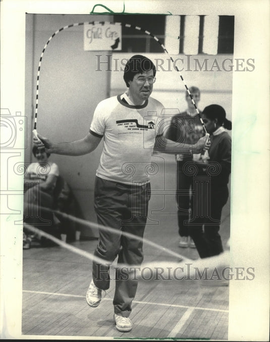 1985 Press Photo Lieutenant Gov. James T Flynn at Whitefish Bay High Fund-raiser - Historic Images