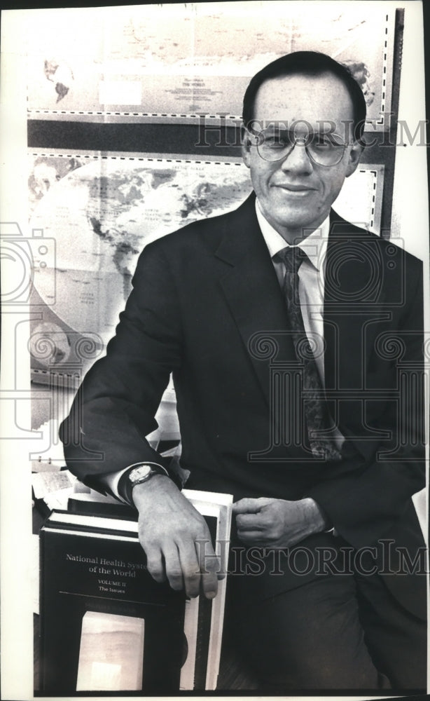 1994 Press Photo International Health Training Medical Director Reinaldo Flores - Historic Images