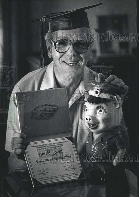 1988 Press Photo Harold J. Loche a Milwaukee Police Department Veteran - Historic Images