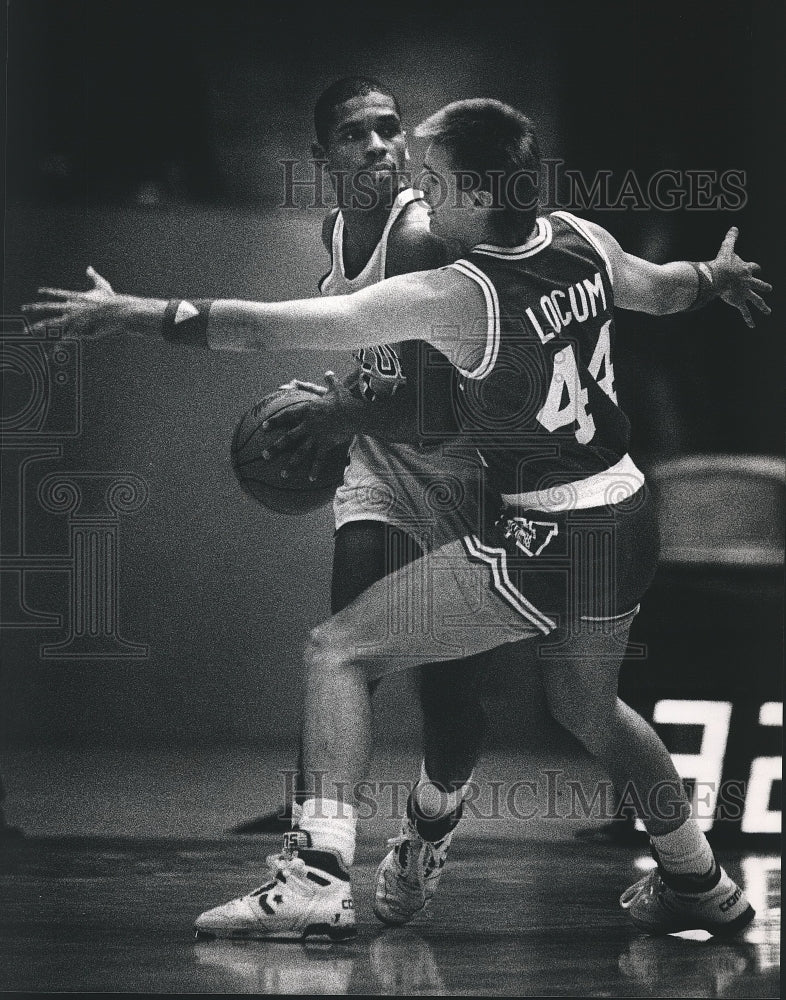 1988 Press Photo Tim Locum of UW tries to block Antowne Johnson in basketball- Historic Images