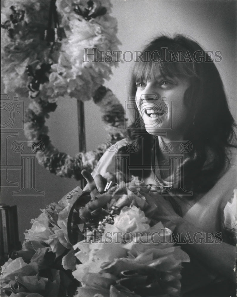 1968 Press Photo Shirley Clements Little makes Christmas decor while at hospital - Historic Images