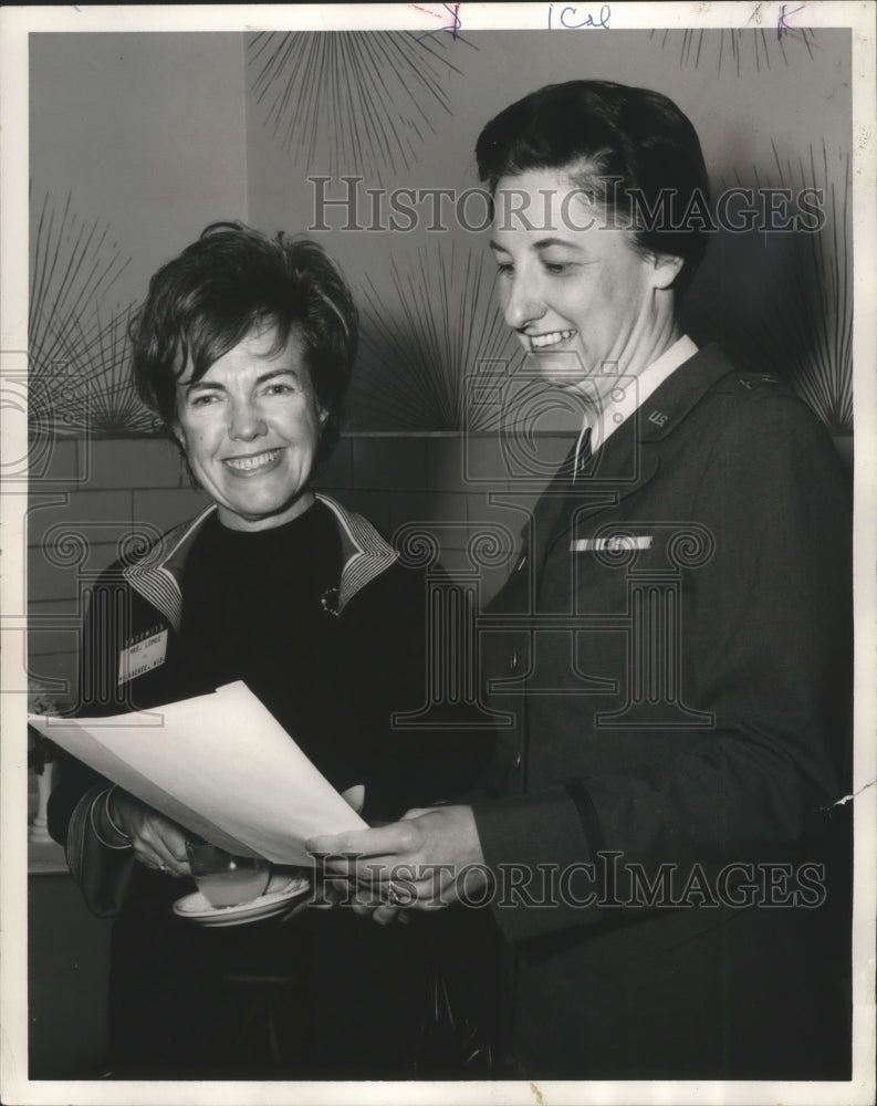 1965 Press Photo Mrs. Wallace Lomoe at a Defense Women&#39;s committee in Milwaukee - Historic Images